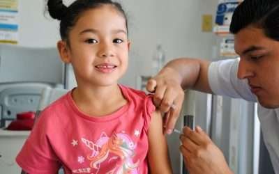 Exhortan a padres de familia a vacunar a sus hijos, previo a temporada vacacional