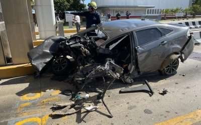 Muere conductor tras impactarse auto en caseta de San Miguel