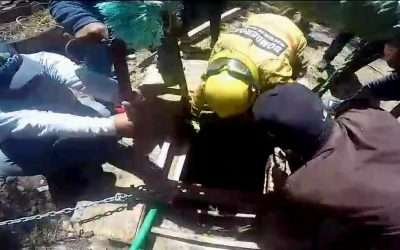 Rescataron Bomberos a 4 personas que cayeron a pozo de 20 metros de profundidad