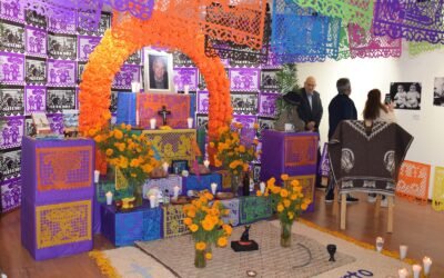 Honran a don Heberto Peterson con altar de muertos en Casa de la Cultura