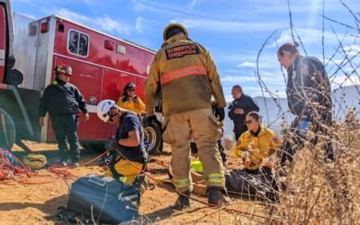 Auxilian rescatistas a hombre que cayó en pozo