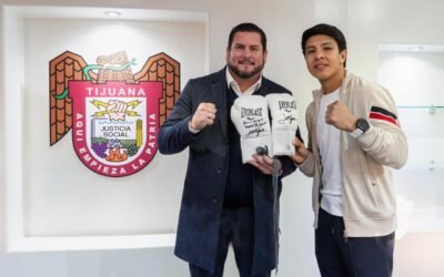 Recibe alcalde Ismael Burgueño a campeón de boxeo Jaime Munguía