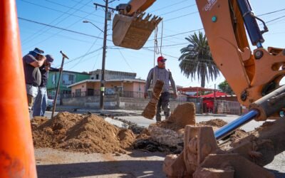 Atiende CESPE fuga de agua en calzada de Las Águilas