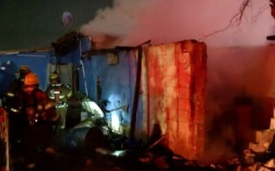 Rescataron Bomberos a familia de incendio en colonia Todos Santos