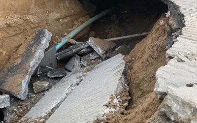 Atienden ruptura de tubería en socavón donde cayó microbús en Lomas de La Presa