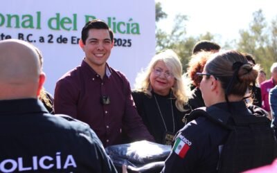 Entregó Román Cota uniformes a policías en su día