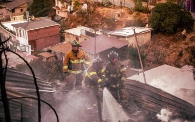 Atiende Gobierno de Tijuana a familias afectadas tras incendio en Pedregal de Santa Julia