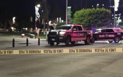 Dejan en Plaza Cívica manta con amenaza a policías y hielera con restos humanos