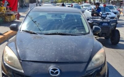 Capturan agentes municipales a mujer por conducir vehículo robado
