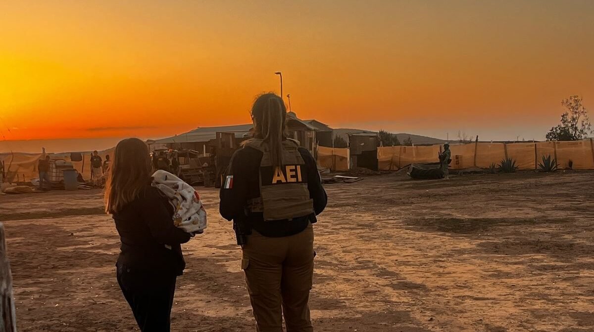 rescata FGE a bebé tras cateo