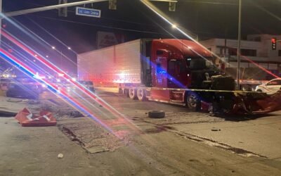 Conductor provoca muerte de acompañante al atravesarse a trailer