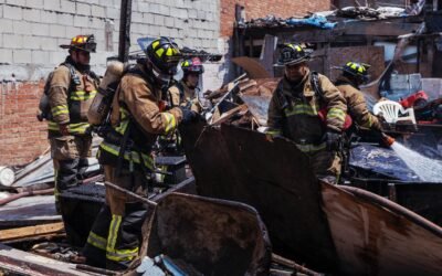 Rescataron Bomberos de Tijuana a 15 personas y 15 mascotas de un incendio