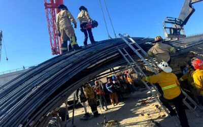 Rescatan Bomberos de Tijuana a dos trabajadores tras colapso en viaducto elevado