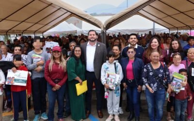 Entregó Ismael Burgueño útiles y vales escolares para estudiantes de nivel básico