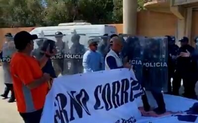 Bloqueó carretera grupo de policías; Fueron retirados por sus compañeros