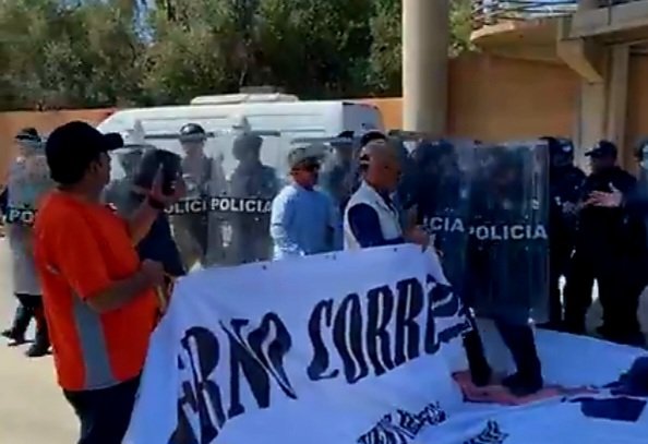 Bloqueo carretera policias
