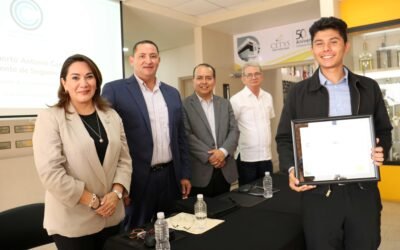 Celebra CETYS talento y compromiso con beca estudiante destacado