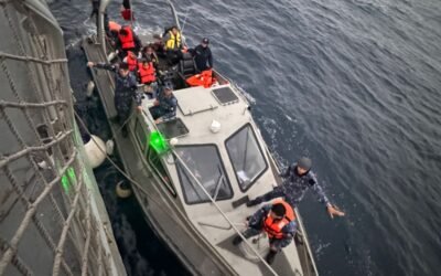 Rescató SEMAR a dos menores y arrestaron a hombre en lancha a la deriva