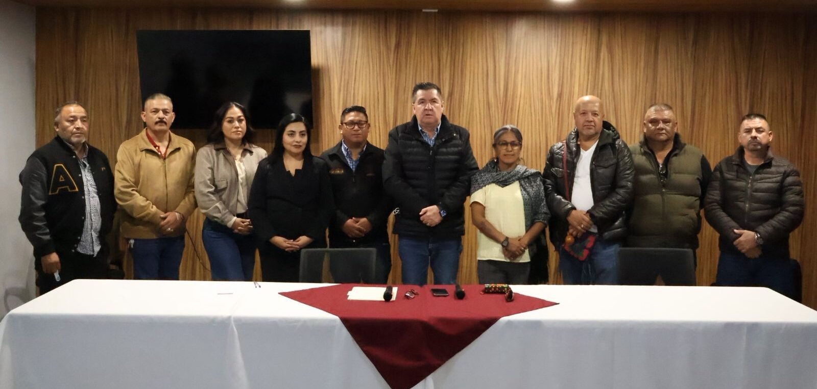 entrega SQ cheques de retiro a policías