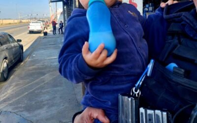 Rescataron Policías Municipales a menor encerrado en automóvil