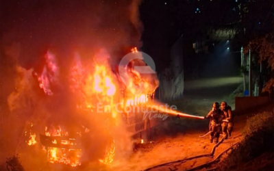 Combatieron Bomberos incendio de transporte de personal