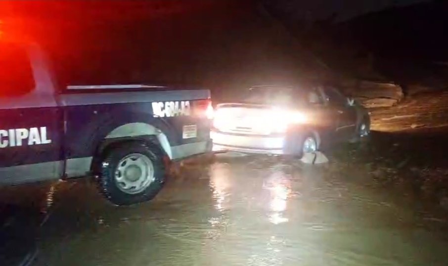 Auxilian municipales a tripulantes de auto varado 