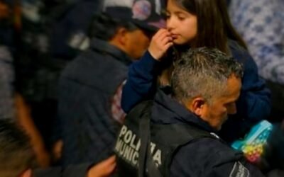 Salva Policía Municipal a niña durante estampida humana en acceso al Carnaval
