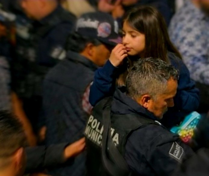 Salva Policía a niña e. Estampida de Carnaval