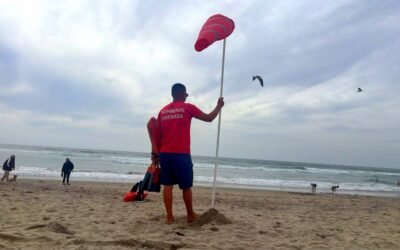 Instalan Salvavidas banderines rojos en Playa La Misión; Advierten corrientes de retorno