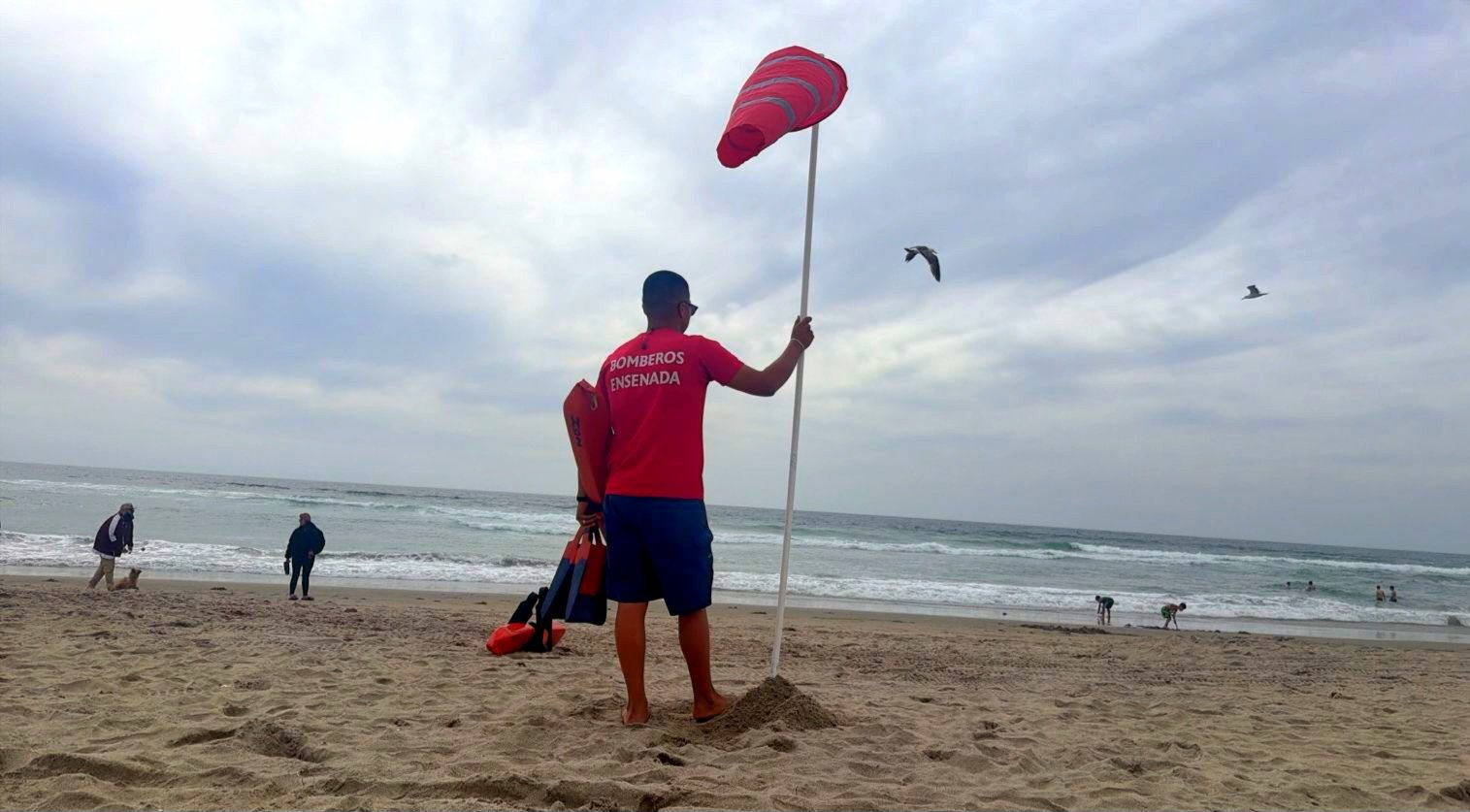 Banderines rojos playa La Misión 