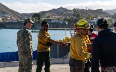 Brindó SEMAR apoyo logístico a CONAFOR para combatir incendio en Isla de Cedros