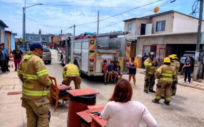 Rescató Bombero a tres menores tras conato de incendio en vivienda