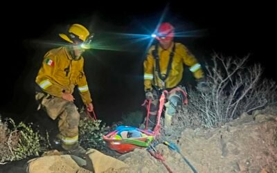 Rescatan a mujer tras caer con su vehículo a barranco rumbo a La Bufadora