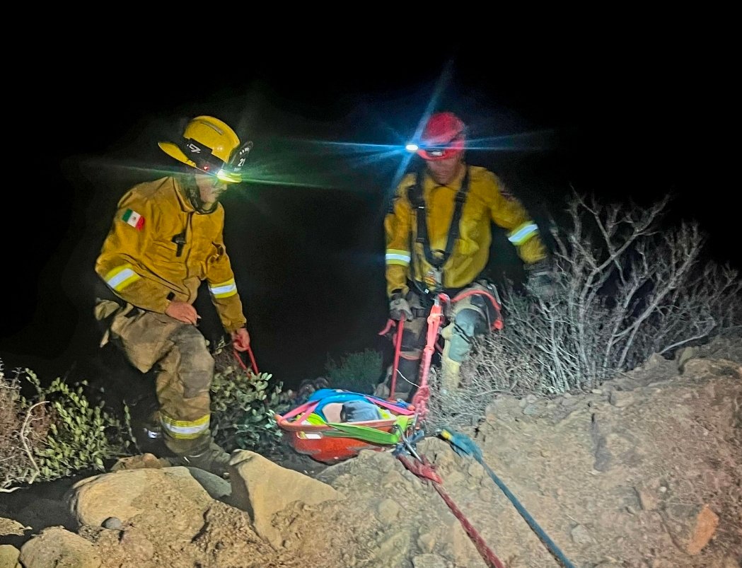 Rescatan Bomberos a mujer que cayó a abismo