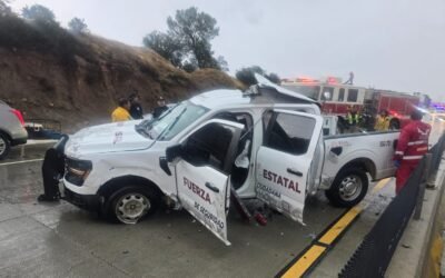 Graves dos agentes de la FESC tras impactarse con trailer en Carretera Tecate-Mexicali