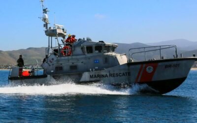 Buscan a dos pescadores desaparecidos tras caer al mar en Ensenada