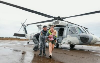 Rescatan en helicóptero a 32 personas aisladas por tormenta Rachel en Ensenada